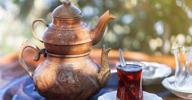 <p><strong>4- Demleme Süresi</strong></p>
<p>Çayın demlenme süresi, lezzetinin yanı sıra acı olmaması için de önemlidir. <strong>Siyah çay için genellikle 15-20 dakika</strong> yeterlidir. Bu süre, çay yapraklarının suya yeterince tat ve aroma bırakması için gereklidir.</p>