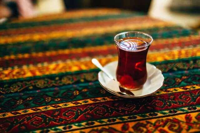 <p><strong>5- Demliğin Doğru Kullanımı</strong></p>
<p><strong>İki katlı bir çaydanlık</strong> kullanmak, çayın lezzetini artırır. Alt demlikte su, üst demlikte ise çay yaprakları bulunur. </p>