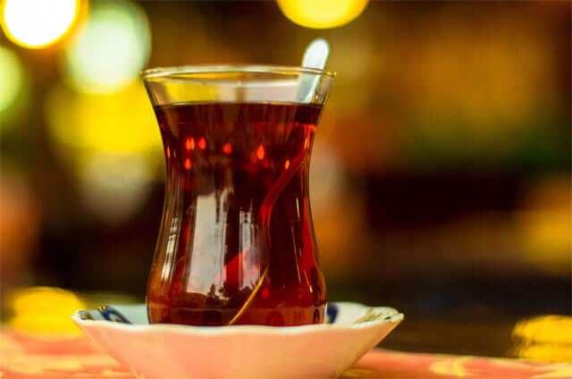 <p><strong>Kaynamış suyu çay yapraklarının üzerine dökerken</strong>, suyun demliğin kenarından yavaşça akmasını sağlamak, yaprakların ani sıcak suya maruz kalmasını önler ve çayın acı olmaması için yardımcı olur.</p>