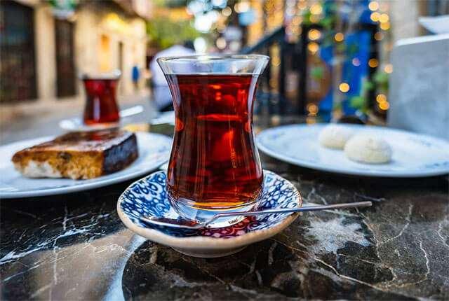 <p><strong>9- Aromalar</strong></p>

<p>Çayın lezzetini artırmak için <strong>doğal aromalar eklemek</strong> harika bir yöntemdir.</p>
