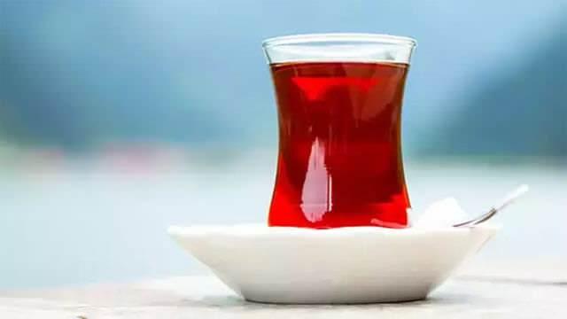 <p><strong>Tarçın, karanfil veya vanilya gibi doğal malzemeler</strong>, çayın tadını zenginleştirir ve özellikle kış aylarında içeceklerinizi daha keyifli hale getirirken, çayın acı olmaması için de faydalı olur.</p>