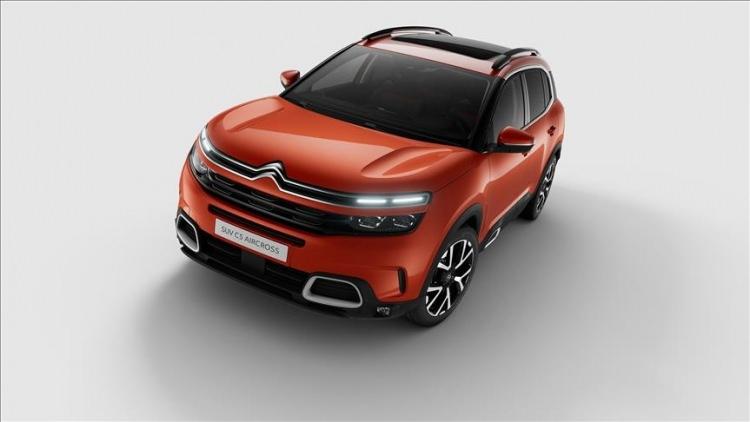 <p>Üstelik söz konusu otomobil, 441.000 TL'den başlayan fiyatlarla satışa sunuldu. Bu durum, Citroen olmaz dedirtti, fiyatı gören adeta bayilere akın ediyor bile dedirtebiliyor.</p>