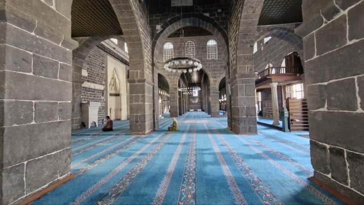 <p>Sur İlçe Müftülüğü’nde görevli cami rehberi Yaser Aydın, gelen yabancı turistlere 6 dilde hizmet verildiğini belirterek, “Diyarbakır Ulu Camii, Türkiye’miz ve Anadolu’muz için önemli bir değer. Bu anlamda yerli ve yabancı turistlerin gözdesi durumundadır. Yaz sezonu ve sonbahar aylarında ciddi manada GAP turlarının yükseldiğini görüyoruz. Yoğun bir turizm sezonu yaşıyoruz. Yabancı ve yerli turistler camimize geldikleri zaman cami adabıyla alakalı bilgilendirmelerde bulunuyoruz. Bu anlamda camimizin girişinde 6 dilde hazırlamış olduğumuz bilgilendirme ve uyarı panomuz bulunmaktadır. Gelen ziyaretçiler giriş panolarını okuyarak cami ziyaretlerine başlıyorlar” dedi.</p>
