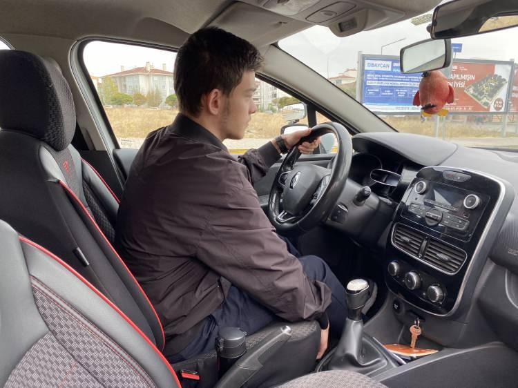 <p><strong>"Aday hem A yolunda hem de B yolunda sınava girebilir"</strong></p>
<p> </p>
<p>Parkur üzerinde 3 hamlede U dönüşü yapmanın yeni getirildiğini söyleyen Şide, "Ani fren için başka bir yer vardı. Komisyon başkanları artık parkurun herhangi bir yerinde ani fren yaptıracak. 2 sınav parkuru olacak. Yani 2'ye bölünmüş bir yol gibi düşünün. Aday hem A yolunda hem de B yolunda sınava girebilir. O yüzden adaylar bu ihtimali düşünerek her 2 parkurda da çalışmak zorunda kalacak" şeklinde konuştu.</p>