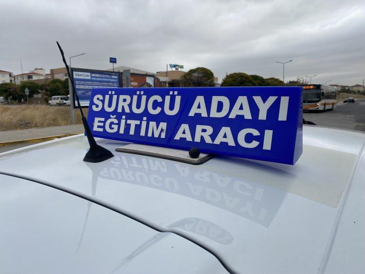 <p>Özel bir sürücü kursunda direksiyon eğitmenliği yapan Taner Şide, yeni yönetmelikle birlikte ehliyet almanın daha zor hale geleceğini ve eski usulden sınava girmek isteyenlerin kurslara kayıt olmak için sayılı günlerinin kaldığını söyledi.</p>

<p> </p>
