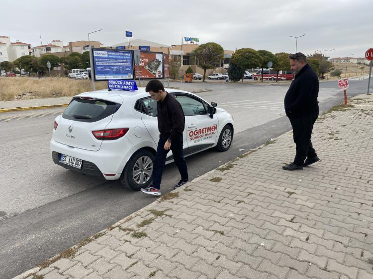 <p><strong>"Bir adayın kayıt olduktan sonra sınava girip ehliyet almasına kadar geçen süre 45 günü bulabiliyor"</strong></p>
<p> </p>
<p> Eski yönetmelikle ehliyet almak isteyenlerin kurslara kayıt olmak sayılı günleri kaldığını vurgulayan Şide, sözlerine şöyle devam etti:</p>