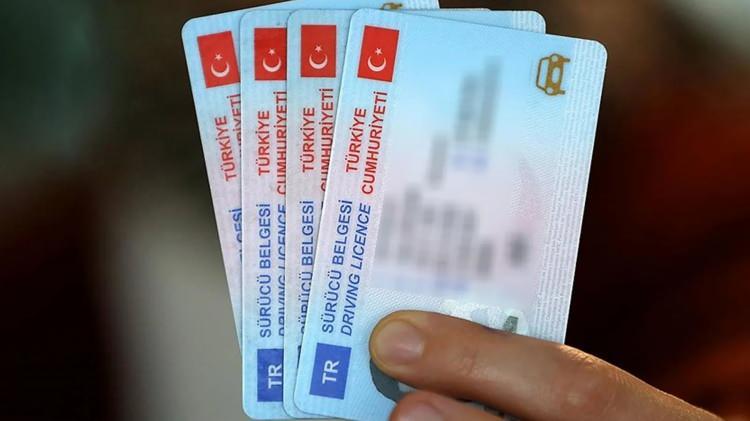 <p>Direksiyon eğitmeni Taner Şide ayrıca, yeni yönetmelikle birlikte sınavların 2 ayrı parkurda yapılacak olması nedeniyle ders saatlerinin de uzatılması gerektiğini düşündüğünü açıkladı.</p>
<p> </p>