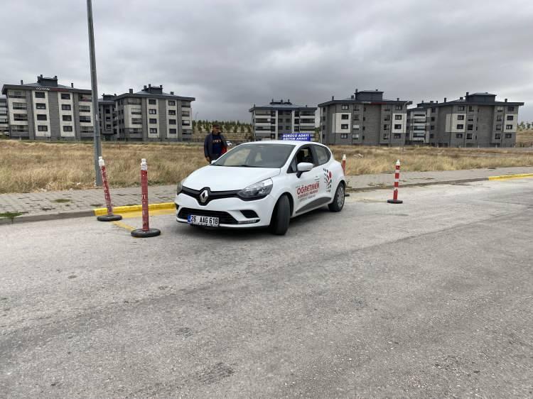<p>Ekim ayının 20'sine, hatta 15'ine kadar mutlaka gelip kayıt yaptırılmalı. Çünkü bir adayın kayıt olduktan sonra sınava girip ehliyet almasına kadar geçen süre 45 günü bulabiliyor. </p>