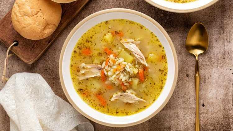 <p>Protein, potasyum ve sodyum açısından zengin olan tavuk çorbası, yağ miktarı kırmızı ete kıyasla daha düşük olduğundan kolesterol hastaları tarafından da gönül rahatlığıyla tüketilebiliyor. </p>
<p> </p>