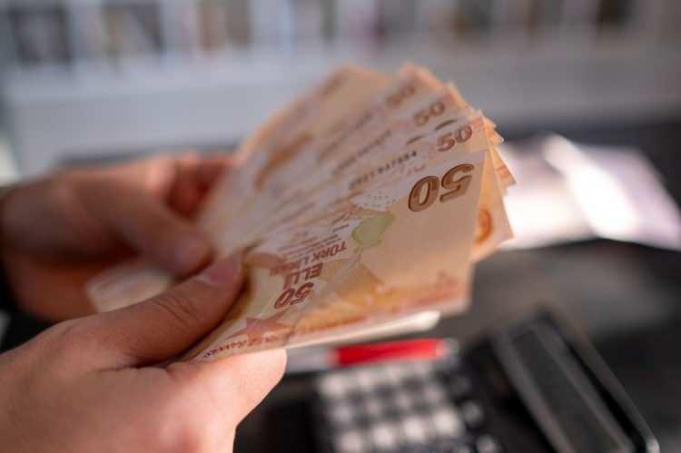 <p>Piyasalarda enflasyon tahminleri güncellendi. Katılımcılar yıl sonunda enflasyonun yüzde 44'ü aşacağını öngördü. Milyonlarca memur ve emekliyi ilgilendiren oran da netleşmeye başladı.</p>
<p> </p>
<p><strong>İşte Emekli ve memur aylıkları 6 aylık enflasyon ile belli olacak. İşte memur ve emekli için konuşulan zam oranı...</strong> (Emekli ne kadar zam alacak?, Memur ne kadar zam alacak?, 6 aylık enflasyon kaç olacak?)</p>