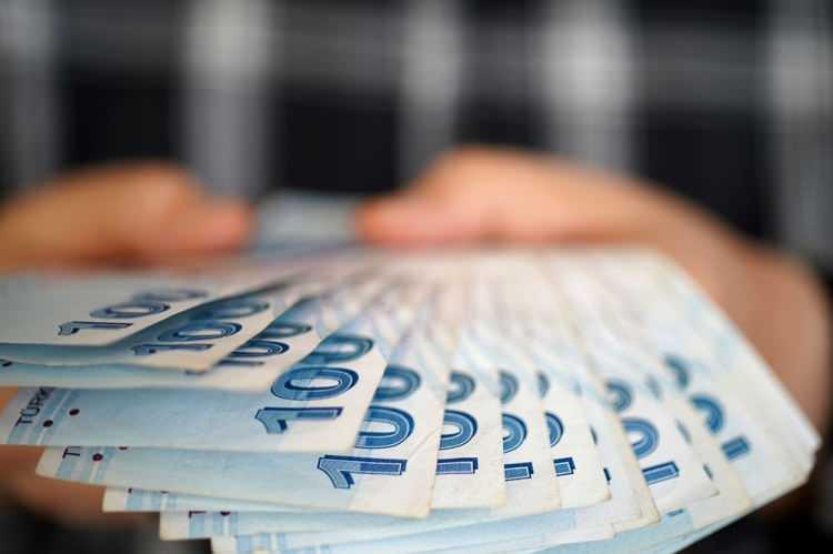 <p><span style="color:#B22222"><strong>EMEKLİ ZAM ORANI NETLEŞMEYE BAŞLADI</strong></span></p>
<p> </p>
<p>İşçi emeklilerinin şimdiden yüzde 8,92'lik zammı kesinleşmiş oldu.</p>
<p> </p>
<p><strong>Emekliler, haziranda altı aylık enflasyon oranı olan yüzde 24,73 zam almıştı.</strong></p>