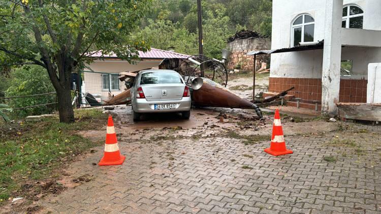 <p>İhbar üzerine köye gelen jandarma ve AFAD ekipleri, hasar tespit çalışması gerçekleştirdi.</p>