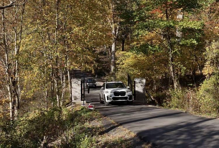<p>AA ekibi çekimlerine devam ederken demir parmaklıklı kapıdan iki lüks araç çıktı.</p>

<p><strong>Arkadaki siyah Mercedes'in ön yolcu koltuğunda oturan Gülen, kısa süreyle de olsa kameralara yakalandı.</strong></p>

<p> </p>
