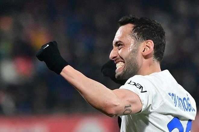 <p>Inter'in sahipleri ise 30 yaşına gelen Hakan Çalhanoğlu'na cazip bir teklif gelmesi durumunda satışına izin vermeyi düşünüyor.</p>