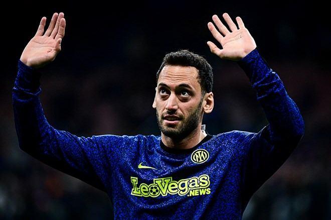 <p>İtalyan devi Inter ve A Milli Takımın yıldız orta sahası Hakan Çalhanoğlu için dikkat çeken bir transfer iddiası ortaya atıldı. </p>
