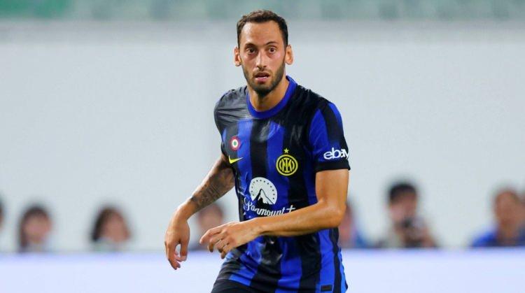 <p>Güncel piyasa değeri 45 milyon euro olan Hakan Çalhanoğlu'nun kulübü Inter ile 3 yıl daha sözleşmesi bulunuyor.</p>