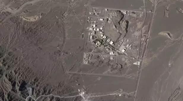 <p>New York Times'a göre İsrail en azından başlangıç aşamasında nükleer tesislere dokunmayı düşünmüyor. Yetkililer, İsrail'in İran'a karşı ilk misillemesinin askeri üslere ve belki de bazı istihbarat merkezlerine odaklanmasının muhtemel olduğunu düşünüyor. Ancak bu nükleer tesislerin tamamen senaryo dışı kaldığı anlamına gelmiyor.</p>
