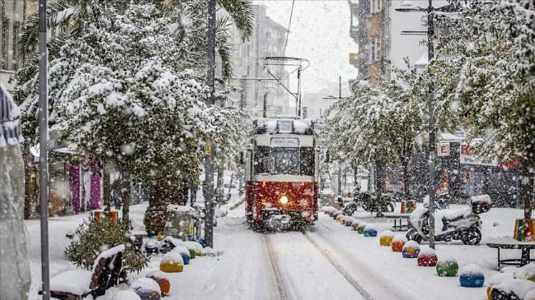 <p><strong>İstanbul</strong>'da bu kışın nasıl ge&ccedil;eceği şimdiden merak ediliyor.&nbsp;</p>
