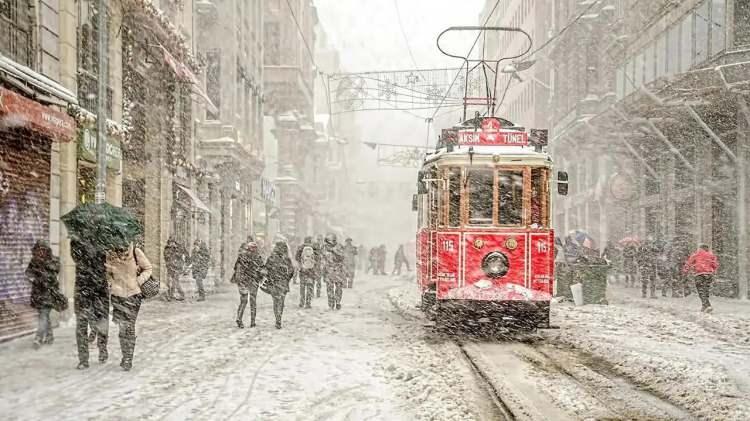 <p>İstanbul'da karla kaplı sokaklar şehrin g&uuml;zelliklerini g&uuml;n y&uuml;z&uuml;ne &ccedil;ıkartacak.&nbsp;</p>

<p>&nbsp;</p>
