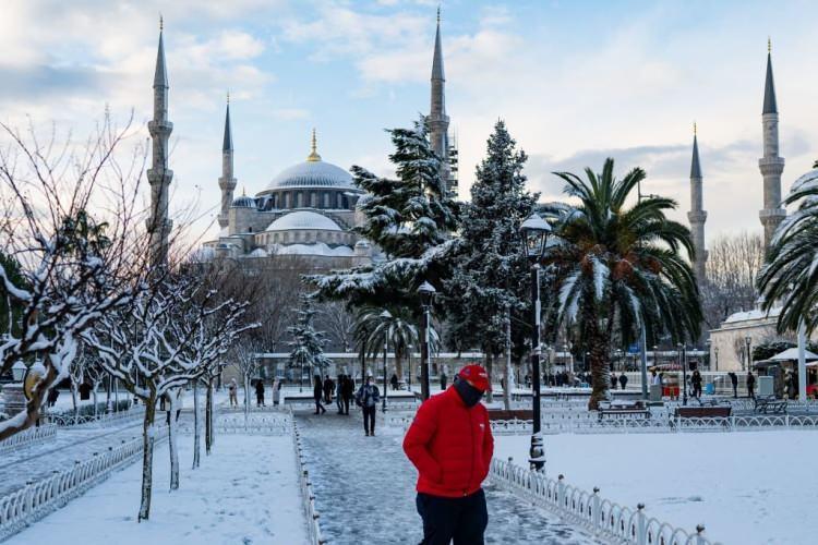 <p>Bu sebepten &ouml;t&uuml;r&uuml; &ccedil;ok sıcaklıkların olmayacağını d&uuml;ş&uuml;nen C<strong>NN T&uuml;rk Meteoroloji Danışman Prof. Dr. Orhan Şen</strong>'den &ouml;nemli değerlendirmeler geldi.&nbsp;</p>

<p>&nbsp;</p>
