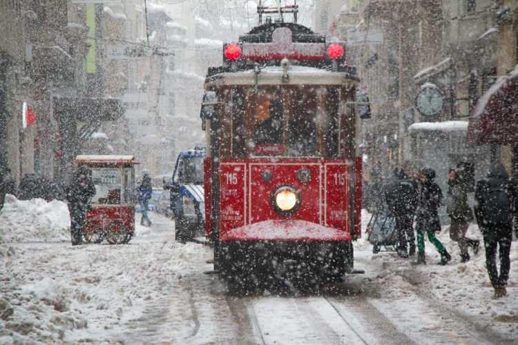 <p><strong>Ama havada g&ouml;receğiz b&uuml;y&uuml;k bir ihtimalle. Dolayısıyla bu senenin kışını da bu şekilde ge&ccedil;ireceğiz gibi geliyor."</strong> dedi.</p>

<p>&nbsp;</p>
