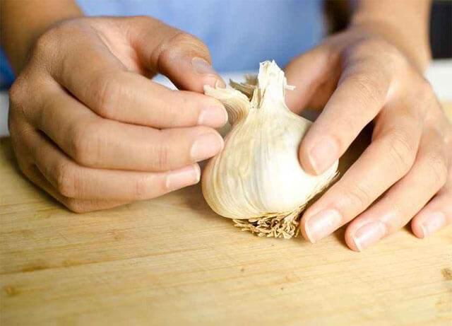 <p>Neyse ki, ağızdaki sarımsak kokusunu geçirme konusunda etkili birkaç yöntem mevcut.</p>

<p>İşte ağızdaki sarımsak kokusunu geçirmenin yolları:</p>
