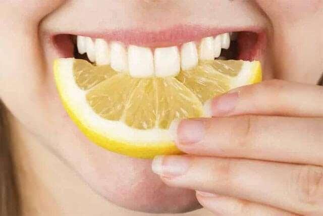 <p><strong>4- </strong><strong>Limon</strong></p>
<p>Bir dilim <strong>limonu</strong> ağızda emmek veya limon suyunu çalkalamak, ağızdaki sarımsak kokusunu geçirme konusunda etkili olabilir. Limonun <strong>asidik yapısı</strong>, kokuyu yaratan bileşikleri parçalayarak etkili bir çözüm sunar.</p>