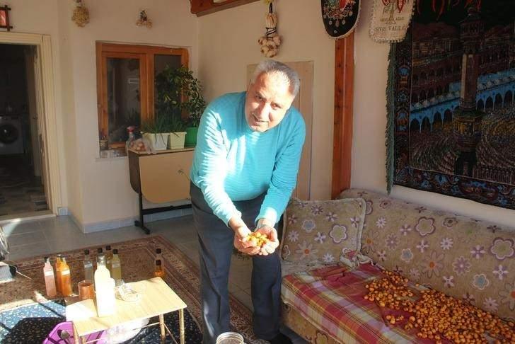 <p>Geleneksel yöntemlerle sirke hazırladığını belirten Soybayraktar, “3 yemek kaşığı kaya tuzu ve 1,5 yemek kaşığı bal atıyorum. Sirke yapan başka bir arkadaştan sirkenin içerisine bakliyat atılmalı. </p>