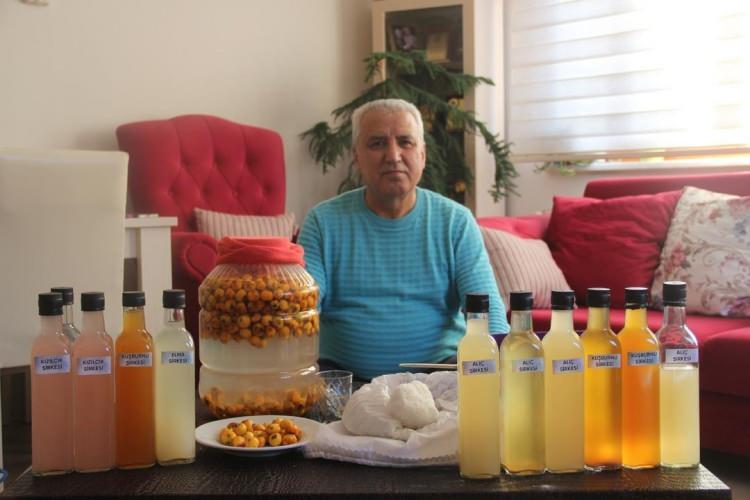 <p>Oluşan sirke anası uygun koşullarda muhafaza edilirse yeniden sirke yapımında kullanılabiliyor. Yaptığım sirkeleri ağızlarını kapalı tutarak cam kavanozlarda muhafaza ediyorum.”</p>
