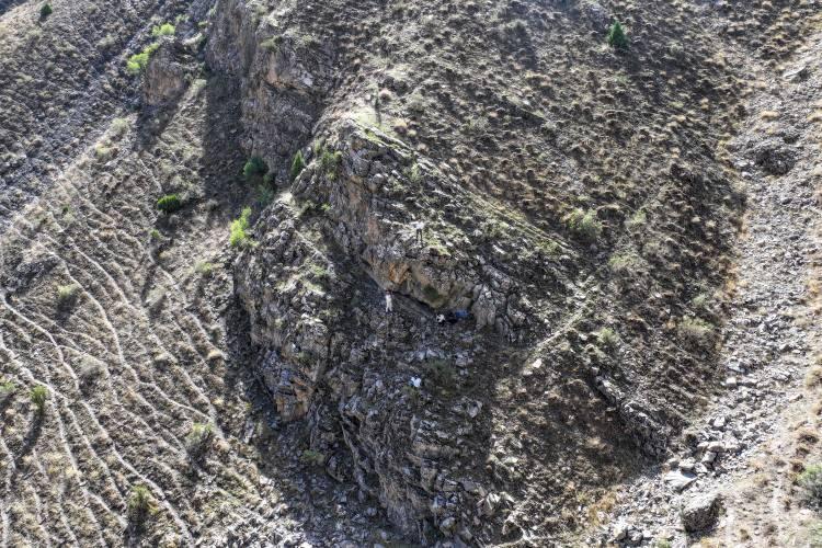<p>Abdulvahap Semo, AA muhabirine, önceden tespit ettikleri kaya ve ağaç balını çıkarmak için bölgede zorlu bir yolculuk yaptıklarını söyledi.</p>