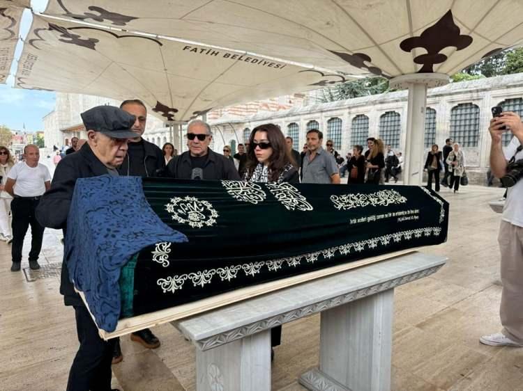 <p><span style="color:#800000"><em><strong>"EVLAT ACISI &Ccedil;OK ZOR"</strong></em></span></p>

<p>Kızı i&ccedil;in <strong>Fatih Camii</strong>'nde d&uuml;zenlenen cenaze t&ouml;reninde ayakta durmakta zorlanan Mazhar Alanson,&nbsp;evlat acısının &ccedil;ok zor olduğunu belirterek <em><strong>"Evlat sahibi olanınız varsa bilirsiniz. Yani s&ouml;yleyecek pek s&ouml;z yok, ifade edilecek şeyler değil</strong></em>" dedi.</p>
