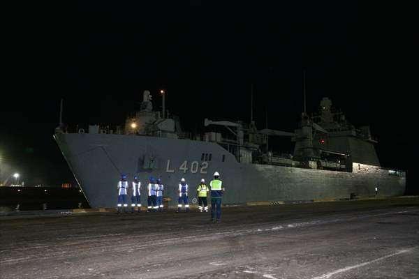 <p>Dışişleri Bakanlığı ve Milli Savunma Bakanlığı koordinesinde dün Lübnan'a insani yardımları ulaştıran amfibi gemilerden TCG Bayraktar, ülkeden tahliye edilen sivillerle çıktığı dönüş yolculuğunu tamamladı.</p>
