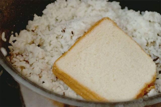 <p><strong>1- Ekmek Yöntemi</strong></p>
<p>Lapa pilavı kurtarmak için en bilinen yöntemlerden biri, tencereye bir dilim ekmek koymaktır. </p>