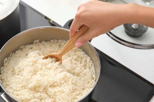 <p><strong>4- Fırın Yöntemi</strong></p>
<p>Lapa pilavı kurtarmak için başka bir yol da <strong>fırındır</strong>. Sulu kalan pilavı fırın tepsisine eşit şekilde yayın ve 180 dereceye ayarlayıp 5 dakika pişirin. Bu yöntem, fazla suyunun buharlaşmasını sağlar.</p>