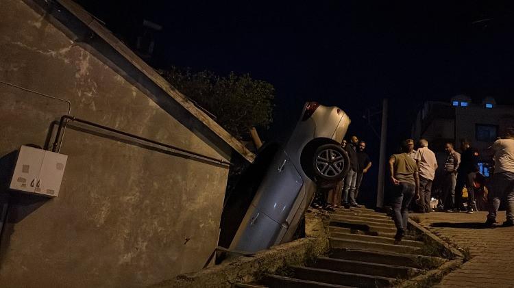 <p>Kocaeli’de park halindeyken kendiliğinden hareket eden otomobil, yol kenarındaki müstakil ev ile istinat duvarı arasına düştü. </p>

<p> </p>
