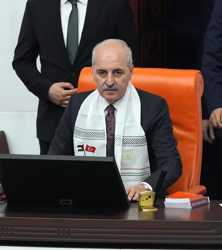 <p>Kurtulmuş, İsrail'in saldırıları ve Orta Doğu'daki gelişmeler gündemiyle toplanan Meclis Genel Kurulunda konuştu.</p>
<p>Numan Kurtulmuş, "Bir seneyi aşkın süredir İsrail'in Gazze'de gerçekleştirdiği katliam, soykırıma varan büyük insanlık suçları ve son günlerde özellikle Lübnan'a karşı neredeyse bütün dünyaya naklen seyrettirdiği saldırıları dolayısıyla, bölgede yayılma ve büyük bir milli güvenlik tehdidi haline gelen İsrail saldırganlığı konusunda TBMM'nin bilgilendirmesi için bugün bu özel oturumu birlikte gerçekleştireceğiz." ifadesini kullandı.</p>
<p>İsrail'in işgal, ilhak ve imha planlarının geçen yıl başlamadığına dikkati çeken Kurtulmuş, bunun bir senelik geçmişi olduğunu düşünmenin yanıltıcı olacağını söyledi.</p>
<p>Geçen yıldan itibaren süren ve nerede duracağı henüz belli olmayan bu sürecin, devam eden tarihsel sürecin üçüncü halkası olduğunu belirten Kurtulmuş, bu senaryonun birinci perdesinin, 1917 yılında, Osmanlı Devleti Filistin topraklarından çekilmek zorunda kaldığında, orada ilan edilen İngiliz mandasıyla birlikte uygulamaya konulduğunu anlattı.</p>
<p>İngiliz manda yönetiminin ilk işinin Filistin topraklarına dünyanın dört bir tarafından ve özellikle Doğu Avrupa'dan getirdiği işgalcileri yerleştirmek, onlara yeni birtakım yerleşim alanlarını açmak olduğunu aktaran Kurtulmuş, 1917'de başlayan bu süreç, 1957'de bölünme planı ve arkasından devam eden savaşlarla, çatışmalarla birlikte İsrail'in, her gün adım adım ilerleyerek Filistin topraklarının büyük kısmını ilhak, imha ve işgal projesini sürdürdüğünü söyledi.</p>
<p>Kurtulmuş, birinci perdenin son derece kanlı birtakım gelişmelere sahne olduğunu vurgulayarak, Orta Doğu'da devam eden bu senaryonun ikinci perdesinin ise 2003 yılında ABD'nin Irak'ı işgaliyle açıldığını belirtti.</p>
<p>Bu işgalle bölgedeki ülkelerin neredeyse tamamının istikrarsızlaştırıldığını, bölündüğünü, parçalandığını, siyaseten yönetilemez hale getirildiğini anlatan Kurtulmuş, "Irak'ın, Suriye'nin, Lübnan'ın, Yemen'in, Sudan'ın, Libya'nın durumu ortadadır. Dolayısıyla ikinci perdede devam eden işler, Orta Doğu ülkelerini ve halklarını tamamen bir çaresizlik, kararsızlık, bölünmüşlük içerisine sevk etti ve maalesef 20 yıl gibi kısa bir sürede 2023'ün Ekim ayına gelinmiş oldu." diye konuştu.</p>
<p>İsrail'in Ekim 2023'te büyük bir askeri güçle, ABD ve bazı Batı ülkelerinin de kendisine verdiği destekle bölgeye bütün gücüyle abanmaya başladığını kaydeden Kurtulmuş, bu süre içerisinde, insanlık tarihi boyunca gerçekleştirilmiş en kanlı insanlık suçlarının işlendiğini vurguladı.</p>
<p>Kurtulmuş, TBMM'nin bu insanlık suçlarına karşı geliştirdiği tavrı her türlü övgünün üstünde gördüğünü ifade etti.</p>
<p><strong>- "İsrail, altın vuruşu gerçekleştirmek istiyor"</strong></p>
<p>TBMM Başkanı Kurtulmuş, "İsrail, hazır bölge ülkelerini bu kadar inisiyatifsiz, parçalanmış ve bölünmüş bir halde bulmuşken, bazı dostlarını da burada koşulsuz şekilde yanında destek verir halde bulmuşken, son adımı atmak, son vuruşu yapmak, altın vuruşu gerçekleştirmek istiyor. Böylece bu durumdan istifade etmek isteyen İsrail'in, maalesef adım adım işgal, imha ve ilhak planlarını gerçekleştirmekte olduğu ve yakmış olduğu bu büyük ateş çemberinin tabiri caizse bir ateş çukuruna dönüştürüldüğü aşikardır. Şimdi Netanyahu ve yönetimi, açmış oldukları bu ateş çukuruna bütün bölge halklarını atmaya çalışıyorlar." değerlendirmesinde bulundu.</p>
<p>Meselenin Türkiye açısından da "fevkalade hassas bir nokta" olduğuna işaret eden Kurtulmuş, şunları kaydetti:</p>
<p>"Onun için bir milli güvenlik sorunu olarak gördüğümüz İsrail'in bölgedeki yayılmacı politikaları, özellikle Lübnan'a yapmış olduğu saldırılar, sonrasında zaten uluslararası sistemi, uluslararası hukuku yerle bir eden tavrının daha da azgınlaşacağının aşikar olduğu bir ortamda, bizim TBMM olarak birlik, beraberlik içerisinde ve milli güvenliğimizi her şeyin üstünde tutan bir anlayışla bölgedeki politikalara karşı emin adımlarla ilerlememiz gerekir. Bu çerçevede ümit ediyorum ki bugünkü bilgilendirme toplantımızda bir kez daha birlik ve beraberlik içerisinde, ülke, millet olarak nasıl kendimizi bu tehlikelerden koruyabileceğimizi gündeme getireceğiz ve sınır tanımaz, herhangi bir şekilde uluslararası hukuku asla kabul etmeyen bu anlayışa karşı nasıl mücadele edilebileceğini burada bir kere daha konuşacağız."</p>
<p><strong>- "Ölçülü cevap verme hakkı, acaba kaç on bin insan öldükten sonra bir hak olarak ortaya çıkıyor?"</strong></p>
<p>Meselenin vahametini anlatmak için söylenebilecek çok cümlenin olduğunu dile getiren Kurtulmuş, şu ifadeleri kullandı:</p>
<p>"Ama bir tek şeyi söyleyerek sözlerimi tamamlayacağım. Bu kadar çok insan öldürülmüşken, hatta ve hatta acı bir şekilde Gazze'de bir yıldır katledilen insanların sağlıklı bir istatistik verisi bile ortada yokken, Filistin topraklarının, ardından İran'ın, Lübnan'ın ve Suriye'nin egemenlik hakları açıkça ihlal edilmişken hala bazı ülkelerin İsrail'in bu saldırgan tavrına karşı sınırsız bir destek verdiğini görmek hepimizi yaralıyor. Çok açık söylüyorum, böylesine büyük bir ağır insanlık suçuna rağmen hala birileri kalkıp ölçülü bir cevaptan bahsediyorsa bunun bir tane anlamı vardır, bu bölgede daha fazla ateşin devam etmesine yeşil ışık yakmakta olduklarını ilan ediyorlar demektir. Daha fazla dikkatli olmamızı gerektiren önemli hususlardan birisi bu açıklamanın altında gizlidir. Şifreleri burada gizlidir. Utanmadan bunu söyleyenlere buradan sizler adına bir kere daha söylemek istiyorum. Ölçülü bir cevap verme hakkı, acaba kaç on bin insan öldükten sonra bir hak olarak ortaya çıkıyor? Ya da daha kaç on bin kişinin öldürülmesine yeşil ışık yakılıyor? Bütün bu meseleleri tamamıyla rasyonel planda ülkemizin ve bölgemizin menfaatlerini düşünecek bir şekilde bugün burada konuşacağız. Zaten TBMM'nin, zaten Türkiye siyasetinin ilk günden itibaren en önemli önceliklerinden birisi olan bölgedeki bu ateşin söndürülmesi için üzerimize düşen her türlü sorumluluğu yerine getireceğiz."</p>
<p> </p>