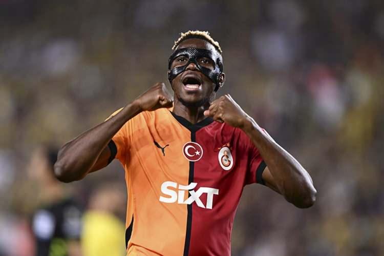 <p>Napoli'nin eski sportif direktörü Mauro Meluso, Juventus'un Osimhen'i Ocak ayında kadrosuna katabileceğini belirtti. Peki, <strong>Osimhen Galatasaray'dan ayrılacak mı?</strong></p>
<p> </p>