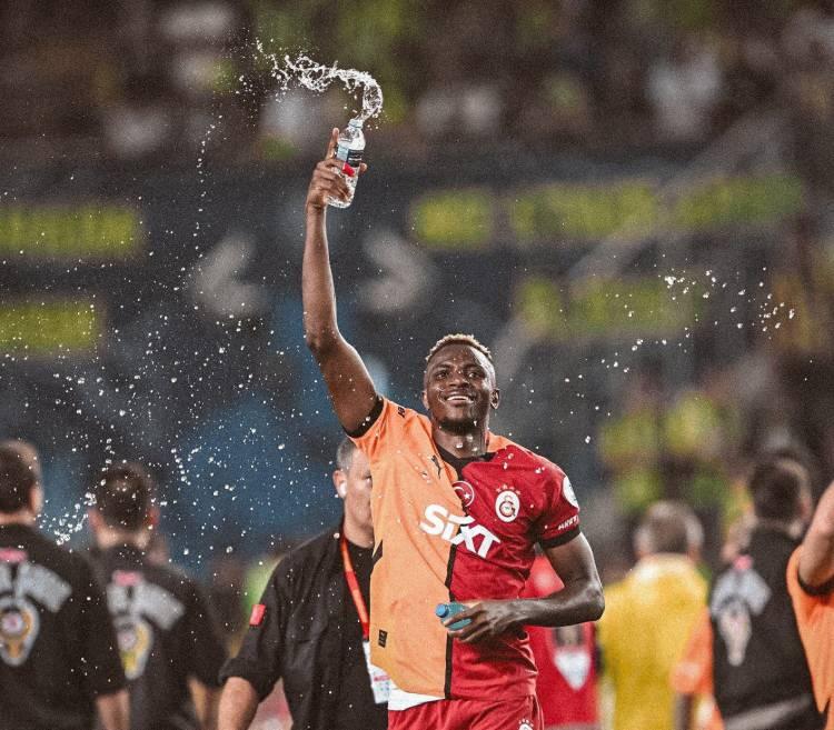 <p>Napoli'nin eski sportif direktörü Mauro Meluso, Victor Osimhen2in Galatasaray'a transferi ve yıldız oyuncunun kariyerine nasıl, nerede devam edeceği hakkında İtalyan basınına flaş açıklamalar yaptı.</p>
<p> </p>
