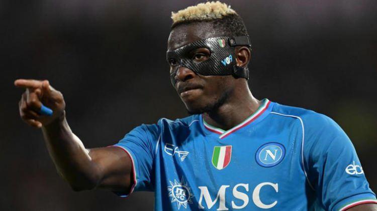 <p><strong>Artık Napoli'nin bir parçası olmak istemediğini ifade etmişti, en azından ilk birkaç ayı kaçırmaması için bir çözüm buldular."</strong> dedi.</p>