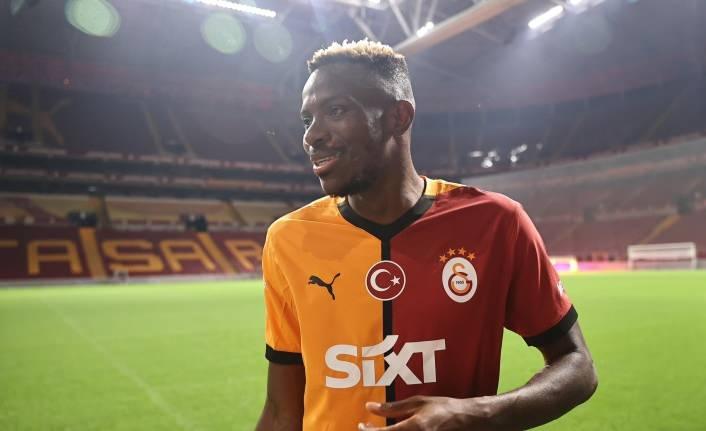 <p><strong>Yanlış değerlendirmeler yapmış olabilir ama bunu Napoli'nin rekabet gücü için yaptı, Osimhen öyle kolay bulabileceğiniz bir oyuncu değil." </strong>dedi.</p>

