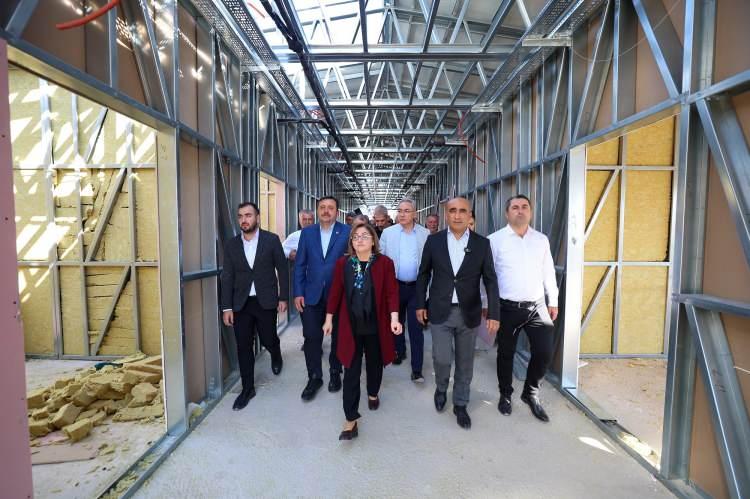 <p>Gaziantep Büyükşehir Belediye Başkanı<strong> Fatma Şahin</strong>, <strong>6 Şubat</strong> depremlerinde ağır hasar alan, <strong>Araban </strong>ilçesindeki<strong> Gaziantep Büyükşehir Belediyesi Sanat ve Meslek Eğitim Kursları</strong>’nın <strong>(GASMEK) </strong>binası yıkılarak yerine yapımı devam eden çelik konstrüksiyonlu binada incelemede bulundu. </p>
