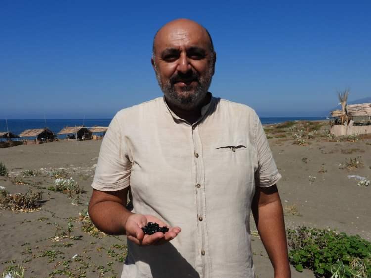 <p><span style="color:#B22222"><strong>'HEM TUZA HEM SICAĞA DAYANIKLI T&Uuml;RLERDİR'</strong></span></p>

<p>Kayık&ccedil;ı, <em><strong>"Nesli tehlike altında olan kum zambakları da kumulların &ouml;zel bir t&uuml;r&uuml;d&uuml;r. Kum zambakları, yazın en sıcak aylarında &ccedil;i&ccedil;ek a&ccedil;an bir bitkidir.</strong></em></p>

<p>&nbsp;</p>
