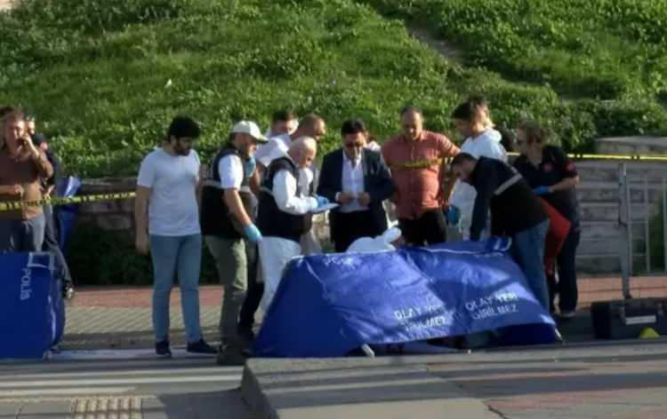 <p>19 yaşındaki Semih Çelik, önce Ayşenur Halil'i öldürdü ardından Edirnekapı Surları'nda İkbal Uzuner'e kıydı. Ardından aynı surlardan atladı.</p>
