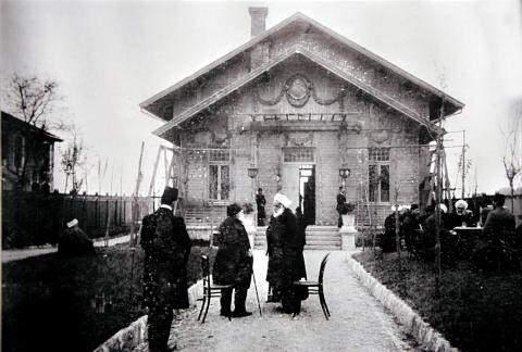 <p><span style="color:#B22222"><strong>Yeşilköy</strong></span></p>
<p> </p>
<p>Yeşilköy'ün adı, 1926 yılına kadar "Ayastefanos"tu. Bu isim Cumhuriyet'in kurulmasının ardından, uzun yıllar semtte oturan yazar Halit Ziya Uşaklıgil'in önerisiyle "Yeşilköy" olarak değiştirildi.</p>