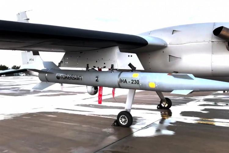 <p>401'nci Test Filo Komutanlığı'na ait F-16 Fighting Falcon savaş uçağı, ASELSAN ASELPOD Hedefleme Podu ile uçuş gerçekleştirdi.</p>
<p>Asisguard'ın milli silahlı dronu SONGAR, Repkon'un 6'lı tamburalı bomba atarı ile başarılı bir atış testi gerçekleştirdi.</p>