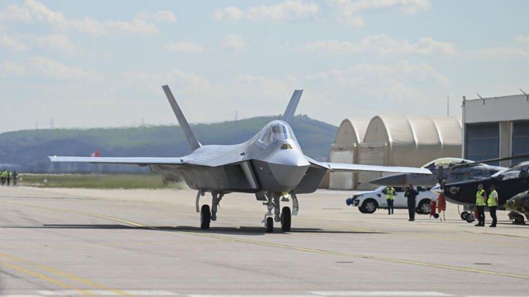 <p>TUSAŞ'ın jet eğitim uçağı HÜRJET, 27'nci test uçuşunda 0.6 mach hıza ulaştı.</p>
<p>Bayraktar TB3, 17'nci Orta İrtifa Sistem Tanımlama Testi'ni gerçekleştirdi.</p>
<p>Aspilsan Enerji, Ufuk Avrupa Programı Horizon Europe'dan destek alarak kullanıcı merkezli L7 sınıfı elektrikli aracın bataryasını 42 aylık bir sürede geliştirecek.</p>
<p>2'nci Kolordu İstihkam Alay Komutanlığı ve 95'nci Zırhlı Tugay Komutanlığı'nın Durgun Sulardan Geçiş ve Kol Harekatı Eğitimi'nde FNSS SAMUR Seyyar Yüzücü Hücum Köprüsü görevini başarıyla yerini getirdi.</p>