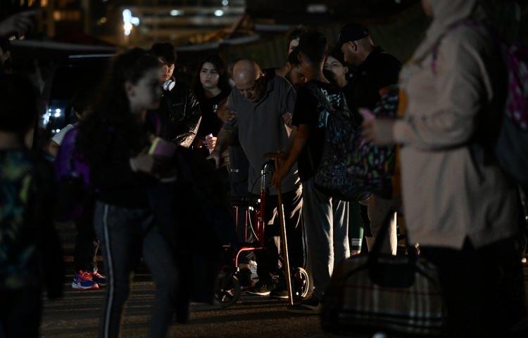 <p>Türkiye'nin Beyrut Büyükelçisi Ali Barış Ulusoy ve Lübnan Tahliye Görevi Grup Komutanı Tümamiral Nihat Baran, gemiye alınanları karşıladı.</p>
<p> </p>