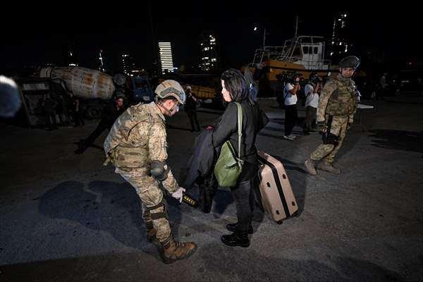 <p>TCG İskenderun, 12 saat süren işlemlerden sonra 1100'e yakın vatandaş ile Türkiye'ye dönmüştü.</p>
<p> </p>