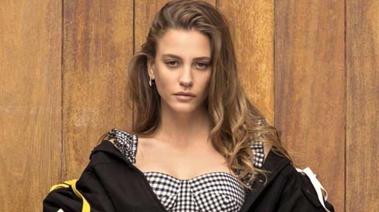 <p><span style="color:#FF0000"><strong>SERENAY SARIKAYA</strong></span></p>
<p>Yer aldığı dizilerdeki başarısı ile en beğenilen oyuncular arasında yer alan <strong>Serenay Sarıkaya</strong> reklamlardan <em><strong>20 milyon TL </strong></em>gelir elde ediyor.</p>