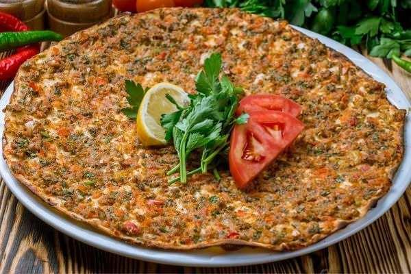 <p>En çok hile yapılan ürünlerin başında lahmacunun gelmesi ise gerçek kırmız etin nasıl anlaşılacağını merak ettirdi. </p>